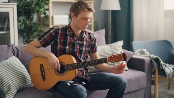 Découvrez les options de cours de guitare à Valenciennes