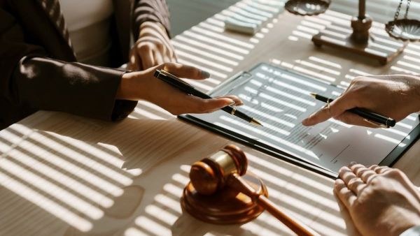 Guide pratique pour défendre vos droits après un licenciement à Versailles