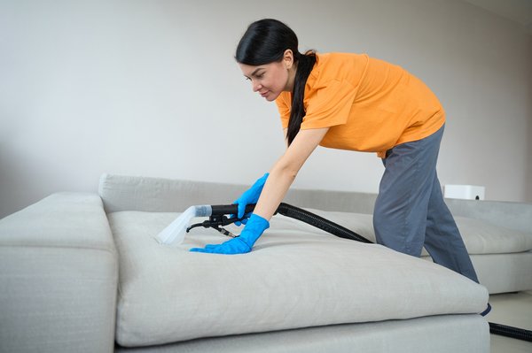 Nettoyage canapé à lyon : offrez-lui un coup de neuf !